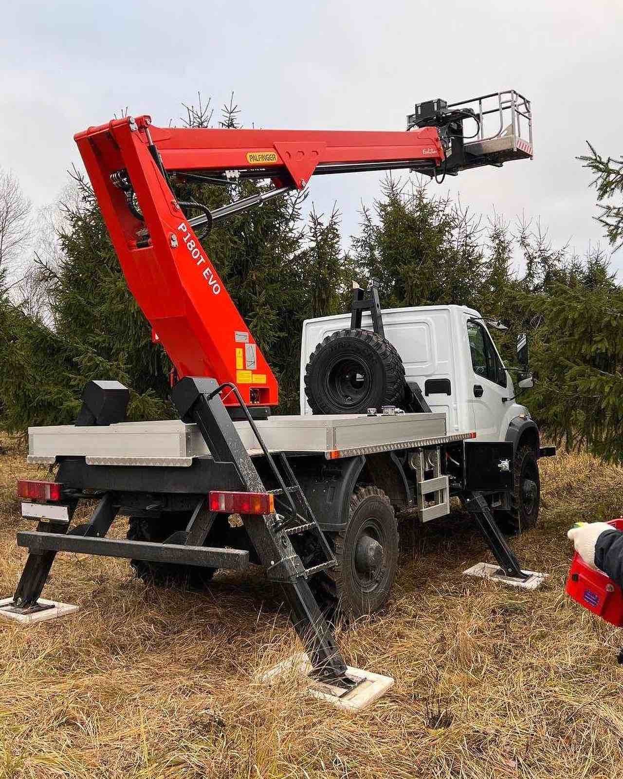 Полноприводная автовышка 18 метров для выполнения высотных работ ВЕЛМАШ P180T EVO